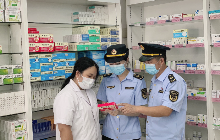 圖為該局執(zhí)法人員在一家藥店查看藥品存儲(chǔ)溫濕度控制情況。