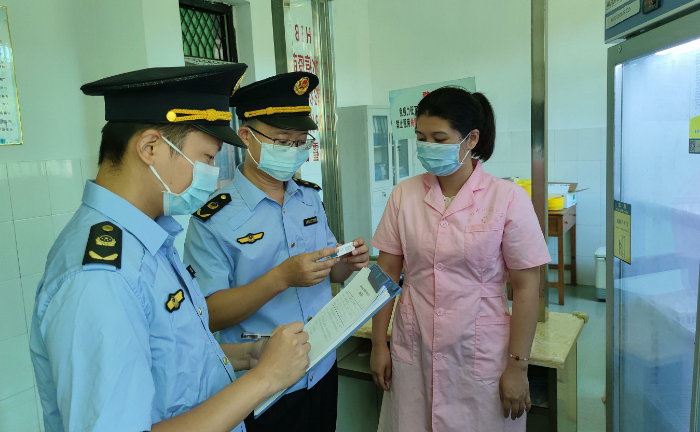 圖為8月5日，該局執(zhí)法人員在一家疫苗接種單位檢查疫苗質(zhì)量情況。