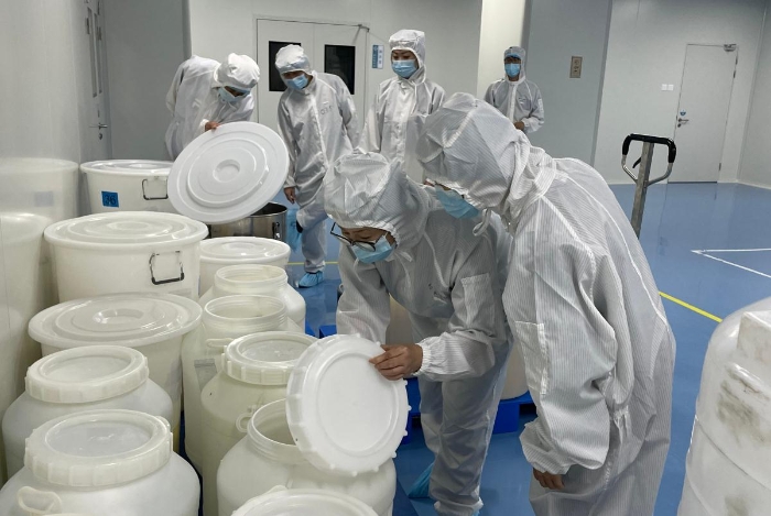 服務(wù)小分隊查看嘉氏堂生產(chǎn)原料儲存情況。