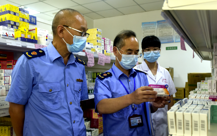 圖為該局新妙鎮(zhèn)市場監(jiān)管所執(zhí)法人員在一家民營醫(yī)院檢查藥品存放情況。