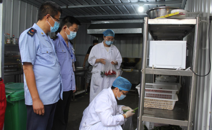 圖為該局執(zhí)法人員在縣城一家夜市餐飲攤點后廚抽檢食材。