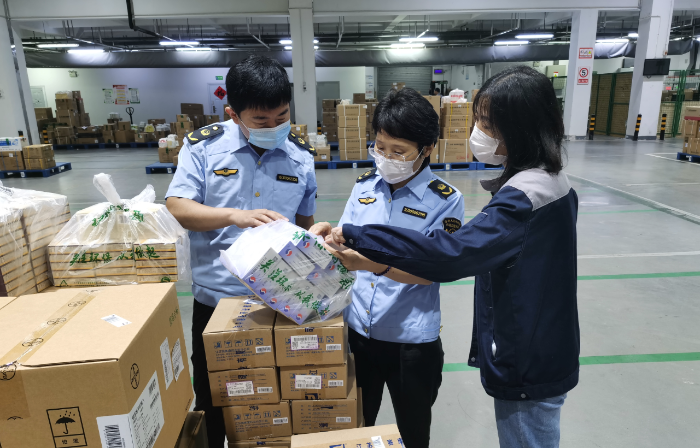 圖為第一分局監(jiān)管人員在一家藥品經(jīng)營(yíng)企業(yè)檢查藥品儲(chǔ)存條件。