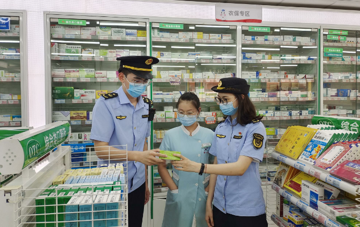 圖為該局執(zhí)法人員在一家藥店檢查“四類藥品”存儲(chǔ)情況。