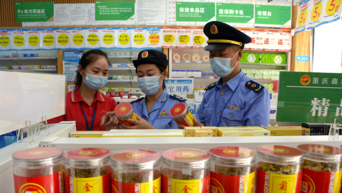 圖為8月22日，該局執(zhí)法人員在一家藥店檢查中藥飲片儲(chǔ)存情況。