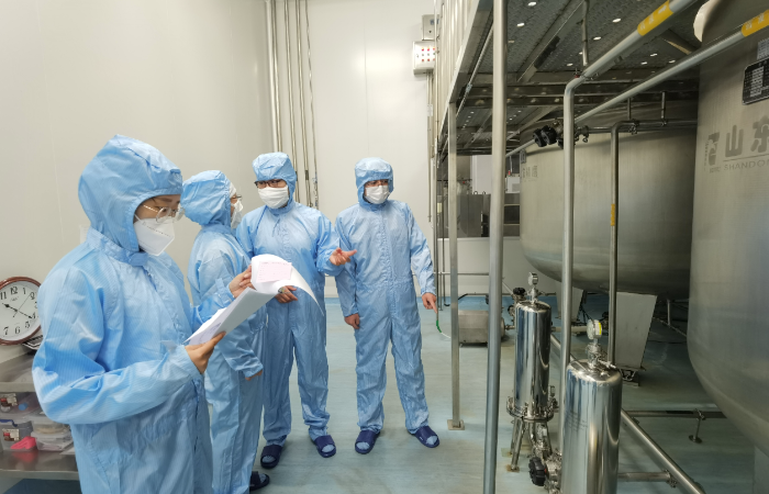 圖為吉林省藥監(jiān)局執(zhí)法人員幫扶指導(dǎo)企業(yè)解決發(fā)展中遇到的困難。