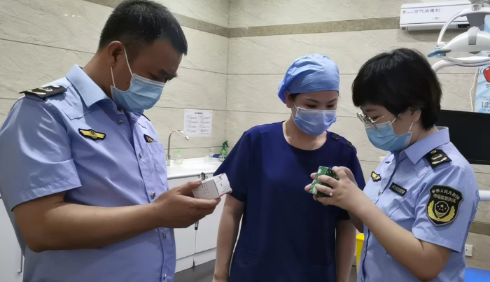 圖為該局執(zhí)法人員在一家口腔醫(yī)院檢查麻醉藥品。