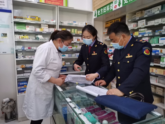 圖為督導(dǎo)組檢查藥品零售企業(yè)購(gòu)買“四類藥品”實(shí)名登記情況。（才讓卓瑪 攝）