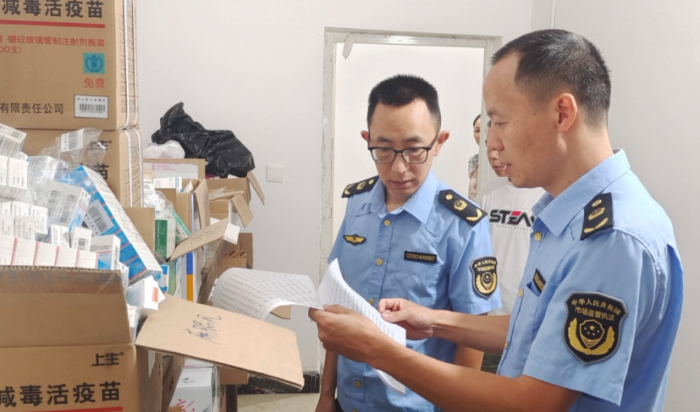 圖為新田縣市場監(jiān)管局執(zhí)法人員清點報廢疫苗實物。