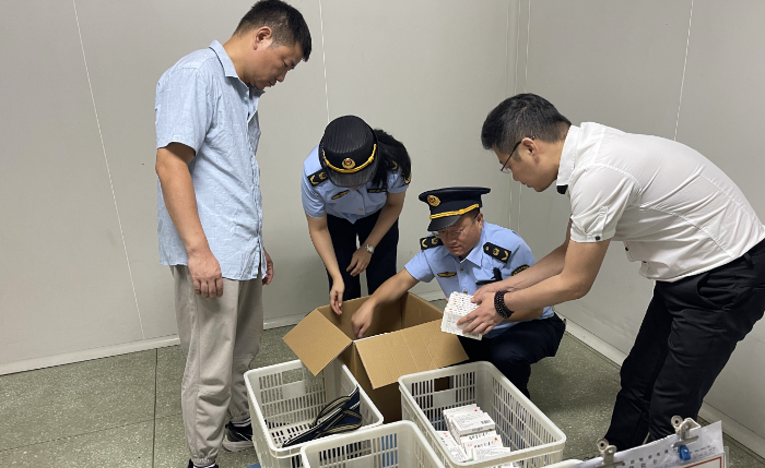 圖為山東省藥監(jiān)局執(zhí)法人員在該公司清點不合格藥品數(shù)量。