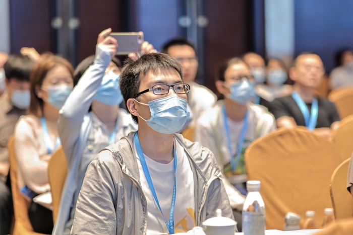 圖為與會嘉賓在認(rèn)真聆聽會議報(bào)告。