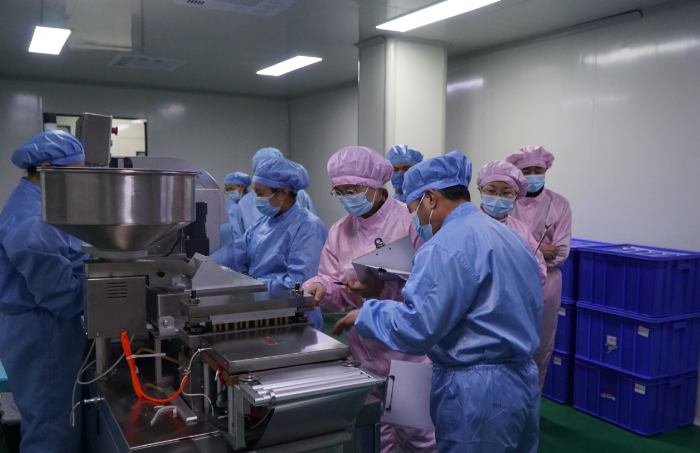 圖為第一分局工作人員在一家企業(yè)檢查集采中選藥品質(zhì)量。