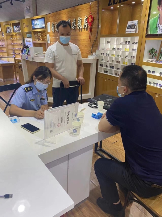 圖為執(zhí)法人員在眼鏡城檢查現(xiàn)場(chǎng)。