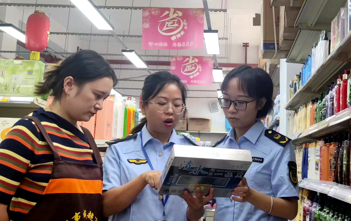 圖為9月16日，該局焦石鎮(zhèn)市場監(jiān)管所執(zhí)法人員在一家超市檢查化妝品質(zhì)量。