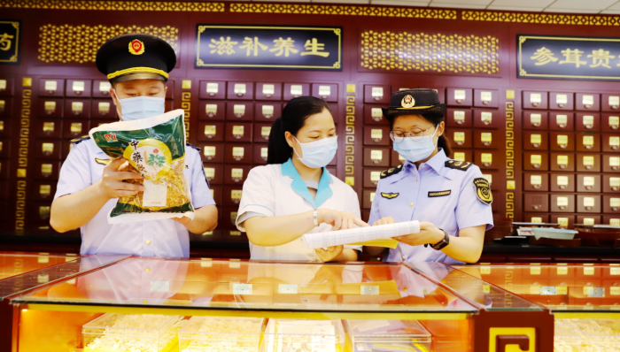 圖為9月21日，該局執(zhí)法人員在一家零售藥店檢查中藥飲片質(zhì)量。