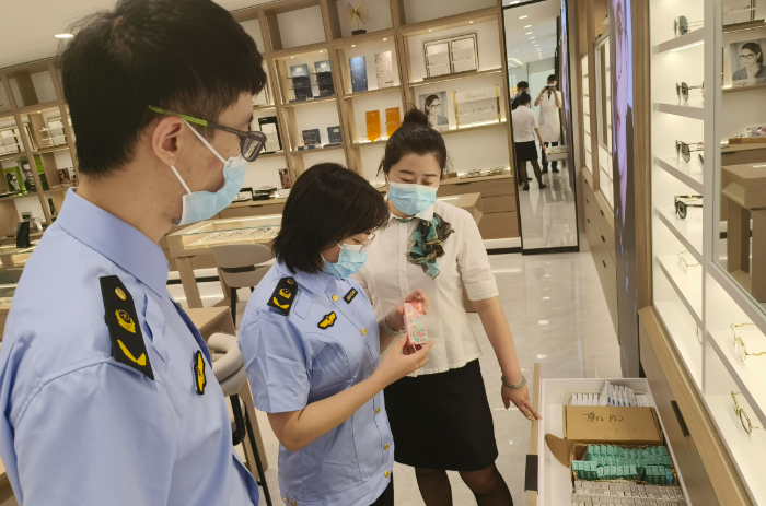 圖為該局執(zhí)法人員在眼鏡零售企業(yè)檢查在售彩色隱形眼鏡。
