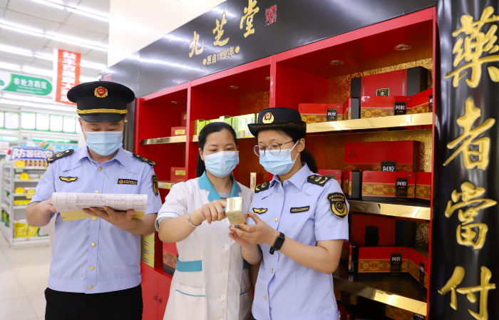 圖為9月23日，該局監(jiān)管人員在一家零售藥店檢查。