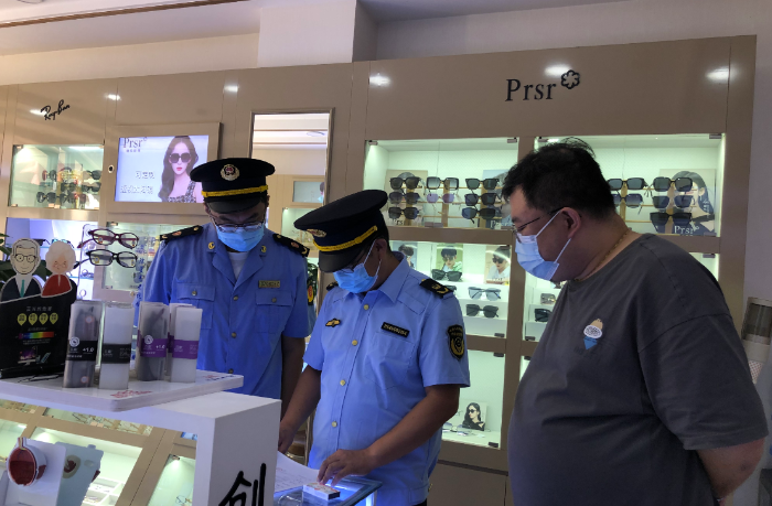 圖為第四分局執(zhí)法人員在一家眼鏡店查看進(jìn)貨查驗(yàn)記錄和銷售記錄。