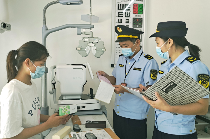 圖為該局執(zhí)法人員在一家眼鏡店檢查隱形眼鏡醫(yī)療器械注冊(cè)證。