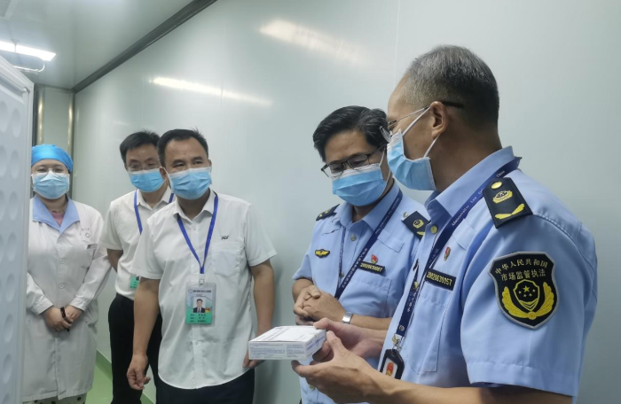 圖為該局執(zhí)法人員在一家檢測(cè)機(jī)構(gòu)檢查新型冠狀病毒核酸檢測(cè)試劑。