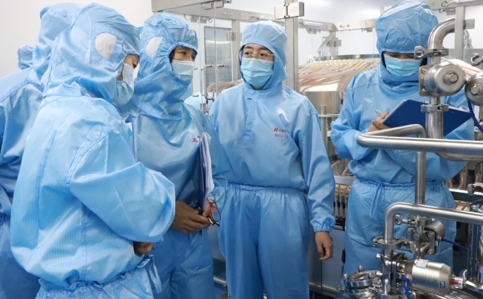 圖為監(jiān)管人員深入藥品生產(chǎn)企業(yè)檢查。（葉陽歡攝）