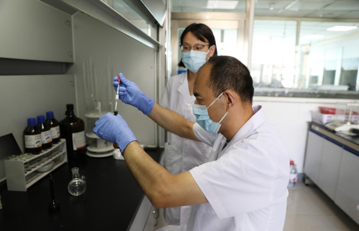 圖為檢驗(yàn)人員對涉案藥品進(jìn)行檢驗(yàn)。（葉陽歡攝）