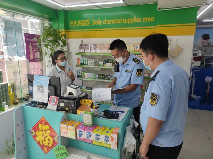 圖為監(jiān)管部門工作人員在國慶期間現(xiàn)場檢查。