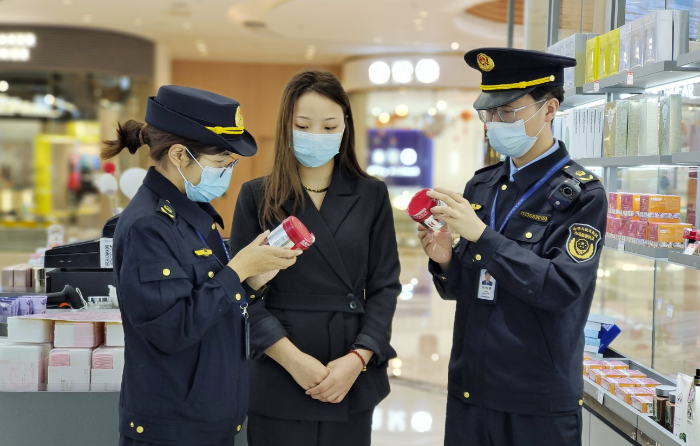 圖為該局執(zhí)法人員在一家化妝品專賣店檢查商品限制使用日期。