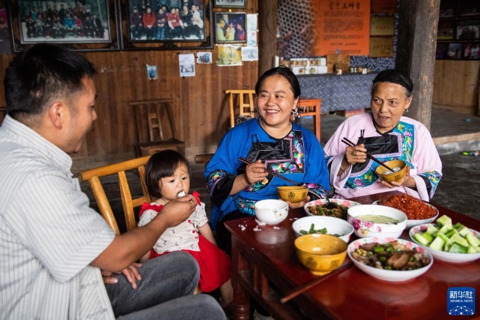 湖南省湘西土家族苗族自治州花垣縣雙龍鎮(zhèn)十八洞村一戶村民在吃午餐（2021年7月1日攝）。新華社記者 陳思汗 攝