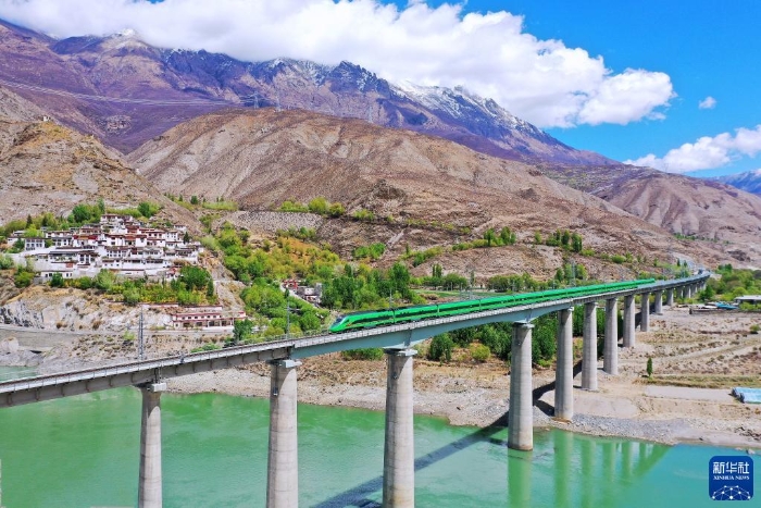 復(fù)興號列車行駛在西藏朗縣境內(nèi)（2022年4月14日攝）。新華社記者 覺果 攝