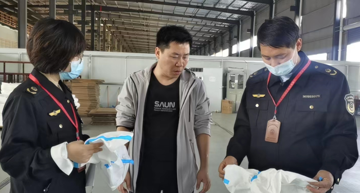 圖片為10月16日，執(zhí)法人員在生產(chǎn)車間及原料庫進(jìn)行檢查。