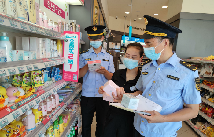 圖為該局執(zhí)法人員在一家化妝品專賣店檢查嬰幼兒化妝品質量。