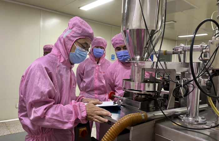 圖為第六分局對(duì)中藥持有人及藥品生產(chǎn)企業(yè)開展中藥生產(chǎn)專項(xiàng)檢查。