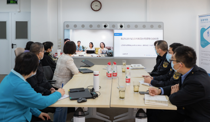 圖為第四分局檢查人員線上聽取第三方庫房企業(yè)的專題匯報(bào)。