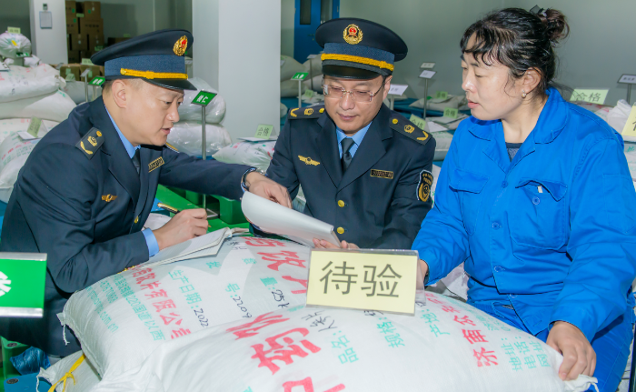 圖為第四分局執(zhí)法人員在一家企業(yè)中藥飲片倉庫原料檢驗區(qū)進行檢查。