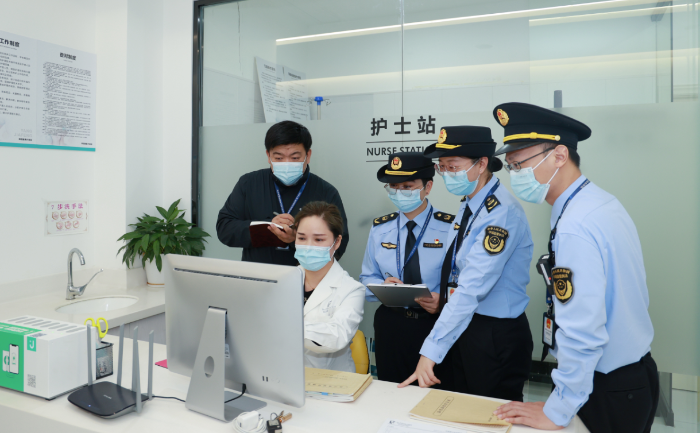 圖為11月1日，該局聯(lián)合縣委網(wǎng)信辦，對醫(yī)療美容單位利用網(wǎng)絡(luò)手段進行虛假宣傳、醫(yī)療器械維護等情況進行檢查。