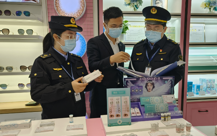 圖為該局執(zhí)法人員在一家眼鏡銷售店對(duì)裝飾性彩色隱形眼鏡經(jīng)營(yíng)情況進(jìn)行現(xiàn)場(chǎng)核查。