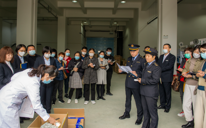 圖片為示范企業(yè)質(zhì)量負責(zé)人詳細講解藥品質(zhì)量管理建設(shè)情況并現(xiàn)場操作演示。