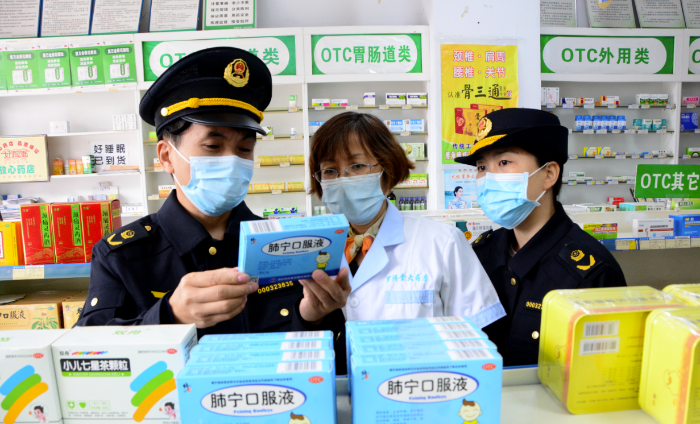 圖為該局馬武鎮(zhèn)市場監(jiān)管所執(zhí)法人員在一家藥店檢查。
