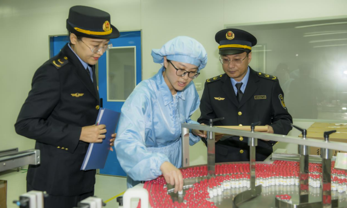 圖為第四分局執(zhí)法人員在一家企業(yè)生產(chǎn)車間進(jìn)行檢查。