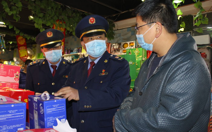 圖為該局執(zhí)法人員在一家商場(chǎng)檢查食品安全企業(yè)主體責(zé)任落實(shí)情況。