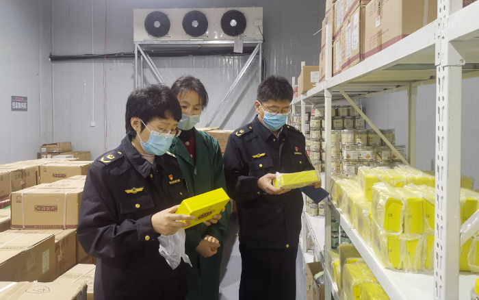 圖為該局檢查人員在一家藥品批發(fā)企業(yè)檢查藥品購(gòu)進(jìn)渠道。