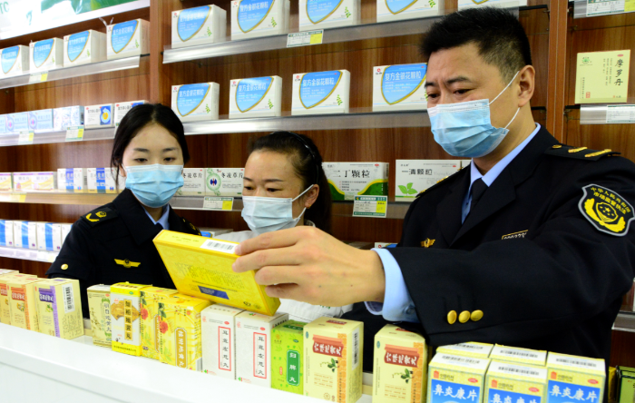 圖為11月14日，該局珍溪鎮(zhèn)市場(chǎng)監(jiān)管所執(zhí)法人員在一家藥店檢查“兩品一械”質(zhì)量。