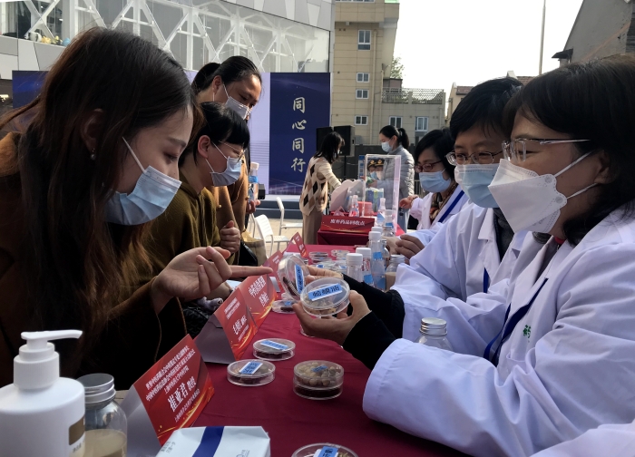 圖為安全用藥月公益服務(wù)活動(dòng)現(xiàn)場(chǎng)。