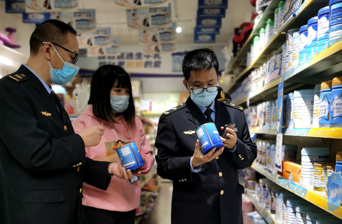 圖為該局焦石鎮(zhèn)市場監(jiān)管所執(zhí)法人員在一家專項店檢查。