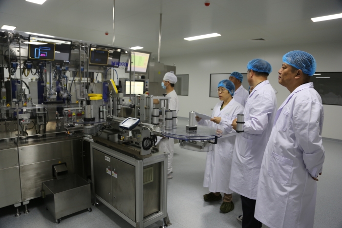 圖2為執(zhí)法人員檢查指導(dǎo)企業(yè)生產(chǎn)運(yùn)行情況。（葉陽歡攝）