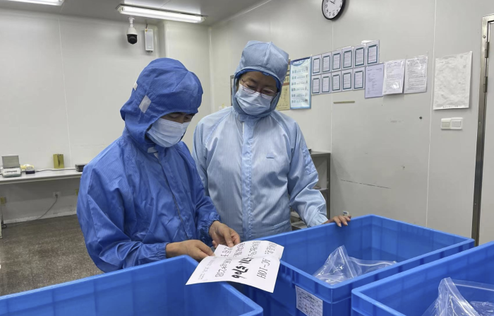 圖為第二分局執(zhí)法人員在一家化妝品生產(chǎn)企業(yè)開展復(fù)查。