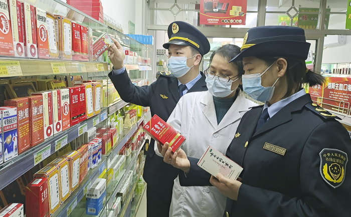 圖為11月23日，該局執(zhí)法人員在一藥店檢查。