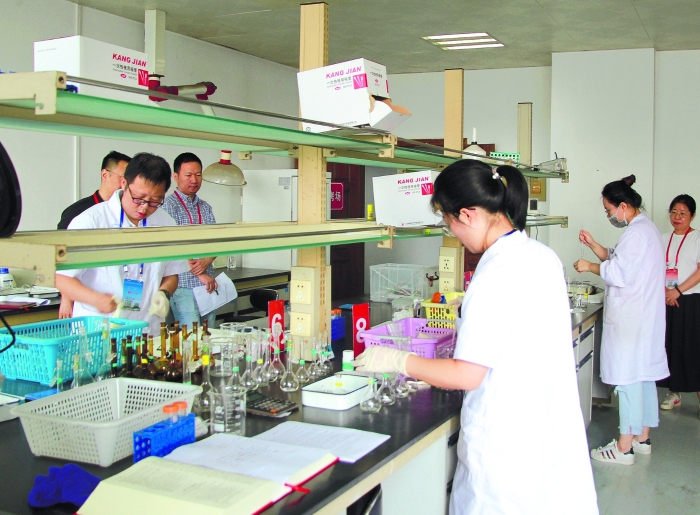 圖為今年9月17日安徽省藥品監(jiān)督檢驗技能競賽選拔賽實操比賽現(xiàn)場。