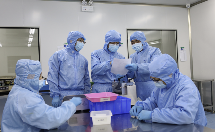 圖為第四分局監(jiān)管人員在一家企業(yè)新冠抗體檢測試劑生產車間檢查。