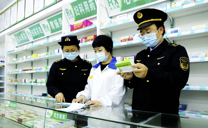 圖為11月29日，該局執(zhí)法人員在一家藥店檢查藥品的進(jìn)貨查驗(yàn)記錄。